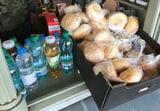 ホームで提供していたパンと飲み物（筆者撮影）