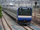 鶴見駅付近を走る横須賀線の列車（記者撮影）