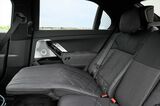i7 M70 xDriveの後席。ビーガンレザーをシート表皮に使った仕様も選択可能（写真：BMW）