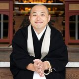 児玉匡信（こだま・きょうしん）学校法人児玉学園 守山幼稚園の5代目園長、浄土院副住職。大学卒業後、守山幼稚園で勤務を開始し、2013年に園長に就任。コロナ禍を機に、子ども、教職員、保護者の主体性を尊重する保育方針に転換。2017年4月に幼稚園の施設内に小規模保育所「守山幼稚園保育室」を開設。2023年12月には幼稚園を軸とした併設型フリースクール「てらこやさん」を開校し、2024年7月には児童発達支援事業所「あったか」を開設（写真：本人提供）