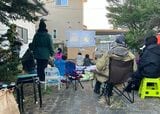 プロジェクターを置いて野外で映画を鑑賞（写真提供／ホシノマチ団地）