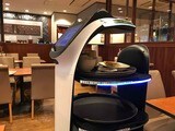 こんな配膳ロボットが料理を持ってきてくれます（筆者撮影）
