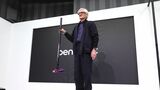 超小型の掃除機を自ら紹介する、創業者のジェームズ・ダイソン氏。メイン商品「Dyson PencilVac Fluffycones」の公式サイトでの価格は8万4920円。重量はわずか1.8㎏（撮影：尾形文繁）