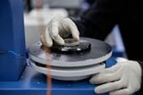 ラボでの研究開発の様子（写真：アップル提供）