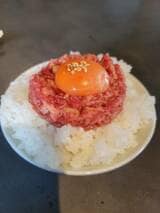 中目黒の焼肉店の生肉ユッケ