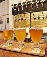 3種類のクラフトビールを少しずつ楽しむことができる「飲み比べセット3種」。990円／まほろバル 0494-26-7303（写真：OCEANS）