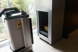 宅配ステーションから荷物を受け取るロボット
