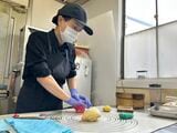 アマビエ練り切りが販売された当初、沙邦莉さんは卸用の和菓子製造を終えてから、さらに3時間かけて、1人きりで静かに心をこめて製造していた（筆者撮影）