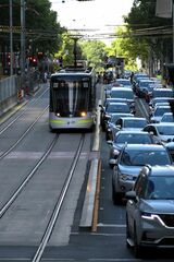 中心部では車の渋滞をよそに軽快に走行するフランス製トラム（筆者撮影）