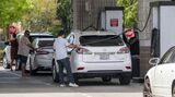 少しでも安いところへ。ガソリン価格は少しだけ落ち着きを取り戻し、アメリカの株価も6月からかなり上昇したが、今後はどうなるだろうか（写真：ブルームバーグ）