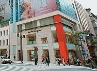 フェラガモ大幅値下げ 高級ブランドが変調