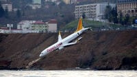 トルコ旅客機が着陸失敗､危うく黒海に突入 乗客乗員168人にけが人なし
