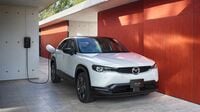 マツダ初EV｢MX-30｣､なぜ日本では売れない？ HV技術がなく､EV戦略での遅れや焦りが要因か
