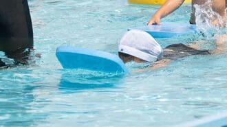 プールで泳ぐ子ども