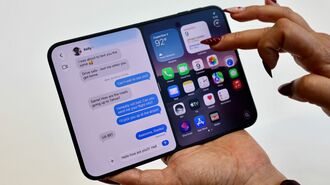折りたたみ可能なiPhone Duo。2つのアプリを動作させることも可能。日本では10月23日発売予定
