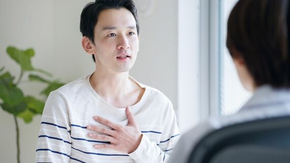 相談する男性