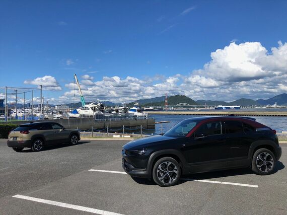 広島の海を背景に2台のMX-30 Rotary-EV（筆者撮影）