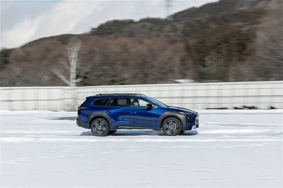 雪上での走行シーン