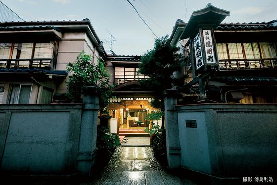 鳳明館本館の外観と階段