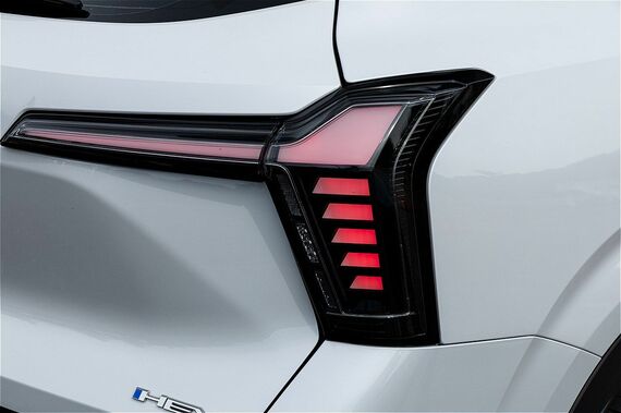 T型に発光するLEDテールランプは、ワイドで安定感のあるスタンスを強調する