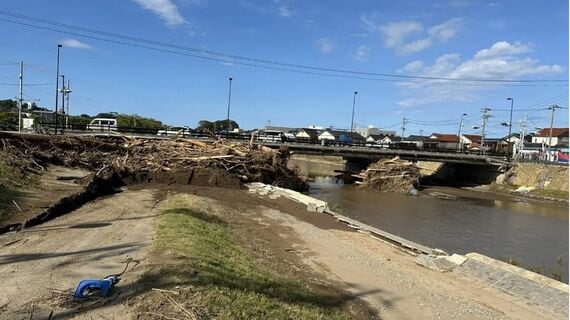 河原田川の橋脚に引っかかる流木