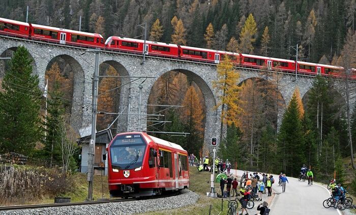 目の前を通る電車の後部が頭上を走るのは異様な光景だ