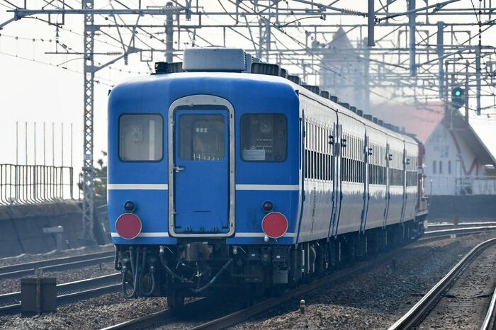 こちらが12系オリジナルの“顔”。幌が埋め込まれ、