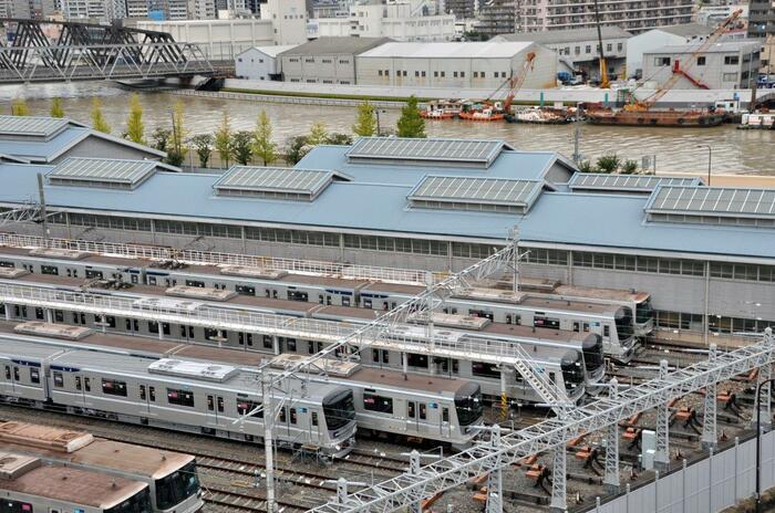 南千住駅近くの車両基地。背後に隅田川