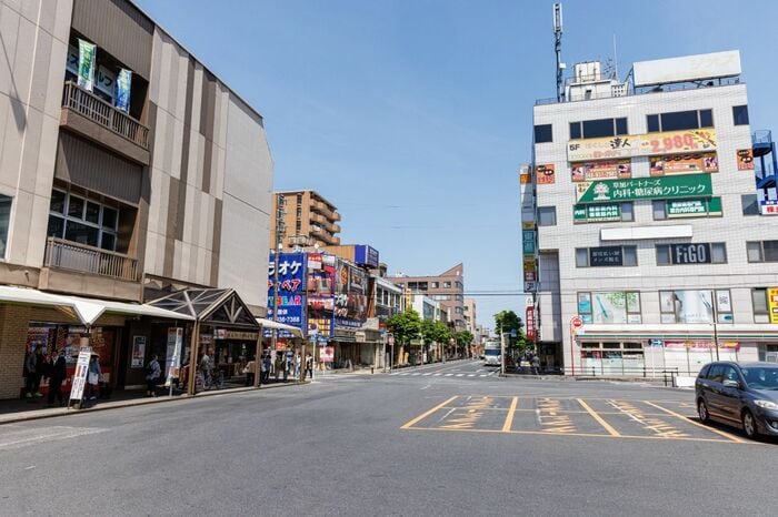 獨協大学前駅東口。真新しいイメージの西口とは異なり、