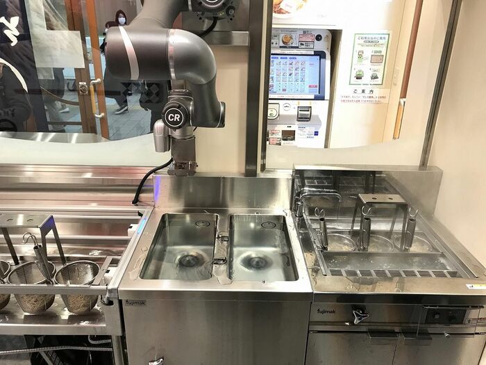茹でている間は、一度手を離して休むロボット