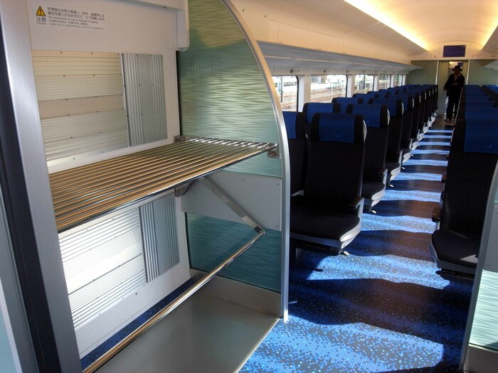 大型の荷物置き場を備えたAE形の車内