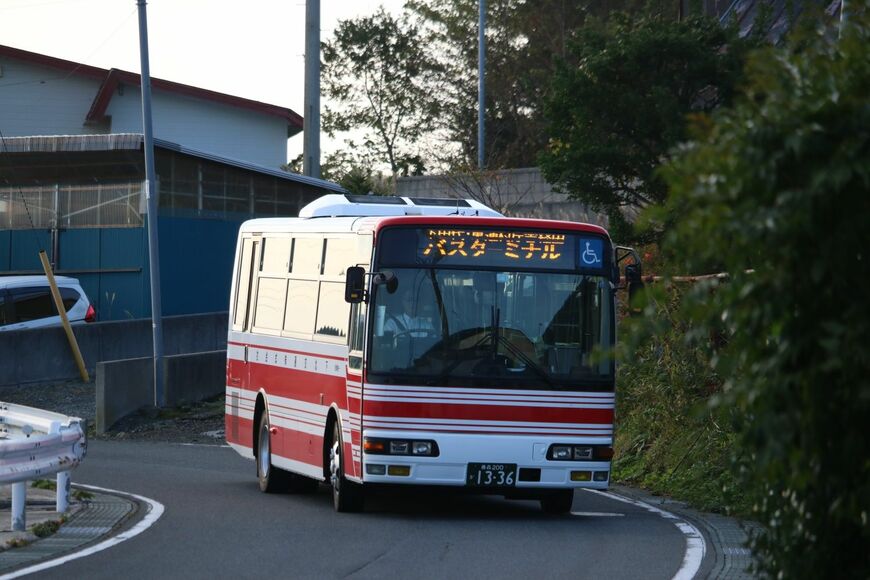 狭い泊の道を走るむつバスターミナル行き