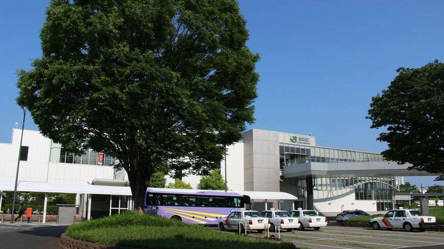 JR名取駅。改札口近くには名取市乗合バス「なとりん号」の案内が貼ってあった（筆者撮影）