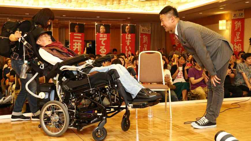 れいわ新選組から2019年の参院選に出馬・当選した舩後靖彦氏（左）と落選した山本太郎代表（写真：上森清二／アフロ）