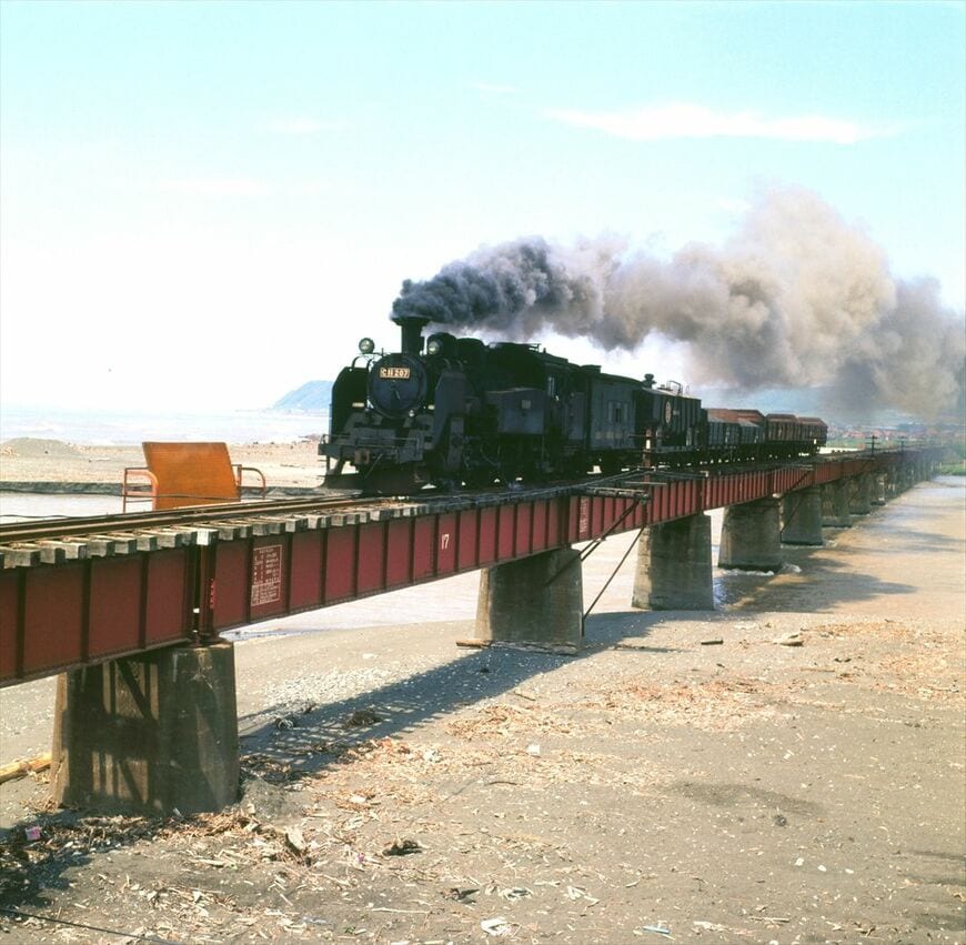 日高線の静内付近を走るC11形207号機が牽引する列車。現在は東武鉄道で「SL大樹」として活躍している機関車だ＝1973年6月（撮影：南正時）