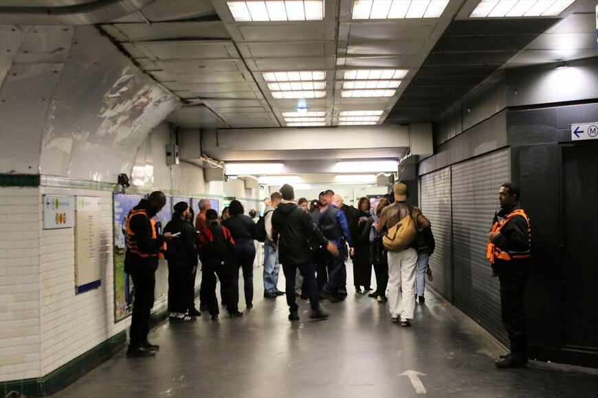 パリ市内中心部の乗換駅での検札。自動改札があっても検札は行われる（撮影：橋爪智之）