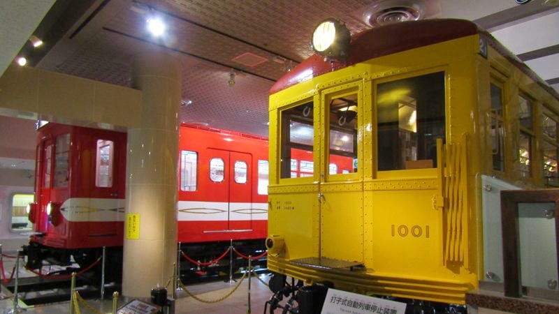 1001号車（右）と301号車（筆者撮影）