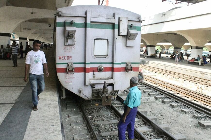 インド軌間の1676mmと1mのメーターゲージの両方に対応するバングラデシュ国鉄の3線軌道＝ダッカ・カムラプール駅（筆者撮影）