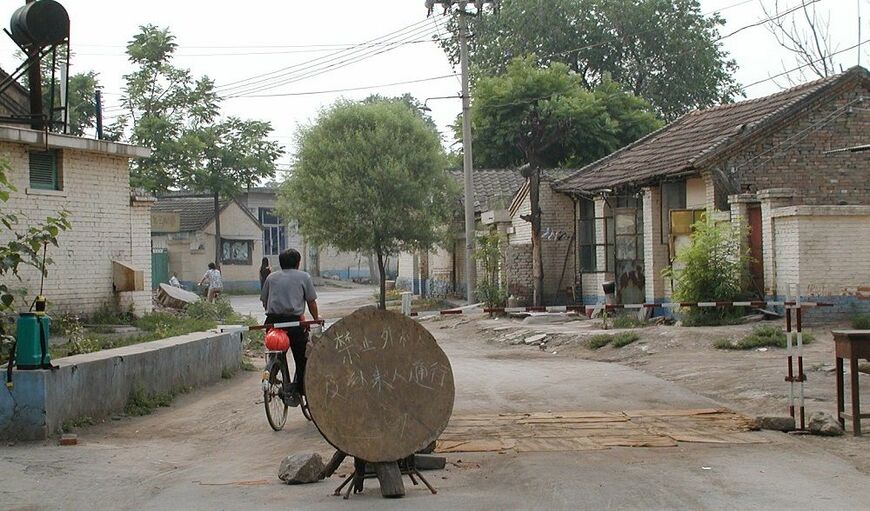 SARS発生時には村人以外の通行を禁じる対応をとった村もあったが、それは今回も同じような対応をしている村もある（2003年筆者撮影）