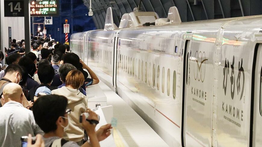 上り一番列車の武雄温泉駅行き西九州新幹線「かもめ2号」（写真：恵 知仁）