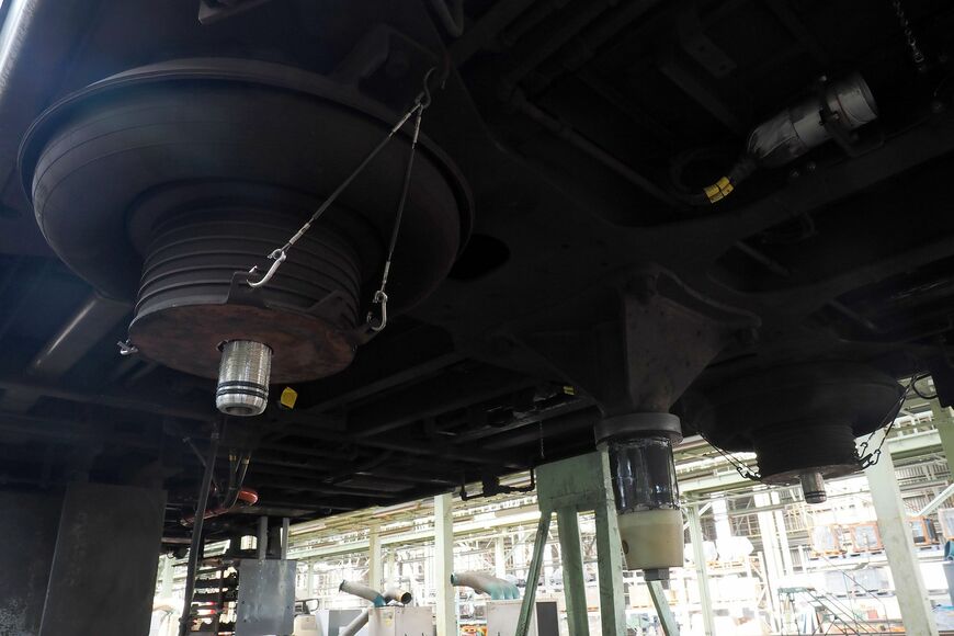 車体側からは台車のセンターピン（中央）と空気ばねのピン（左右）が出ている（撮影：伊原薫）