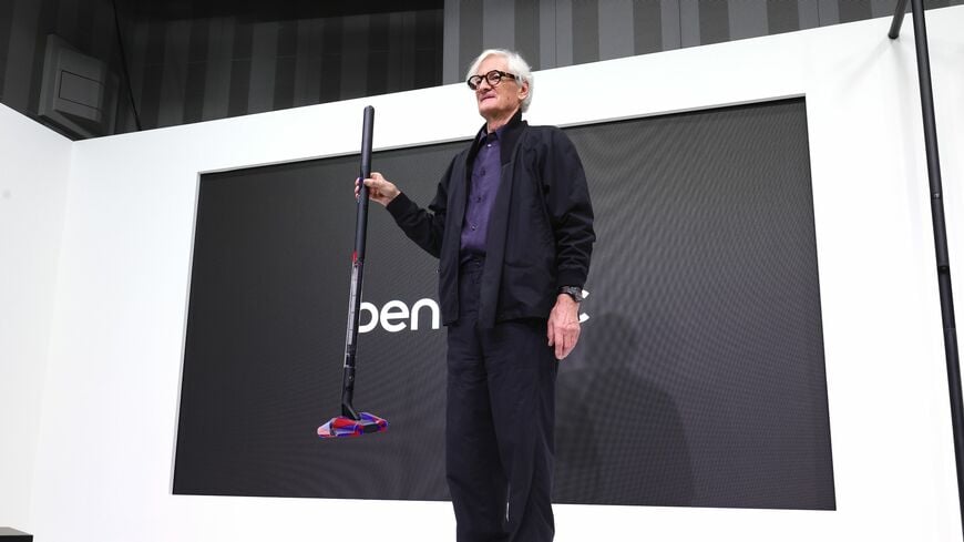 超小型の掃除機を自ら紹介する、創業者のジェームズ・ダイソン氏。メイン商品「Dyson PencilVac Fluffycones」の公式サイトでの価格は8万4920円。重量はわずか1.8㎏（撮影：尾形文繁）