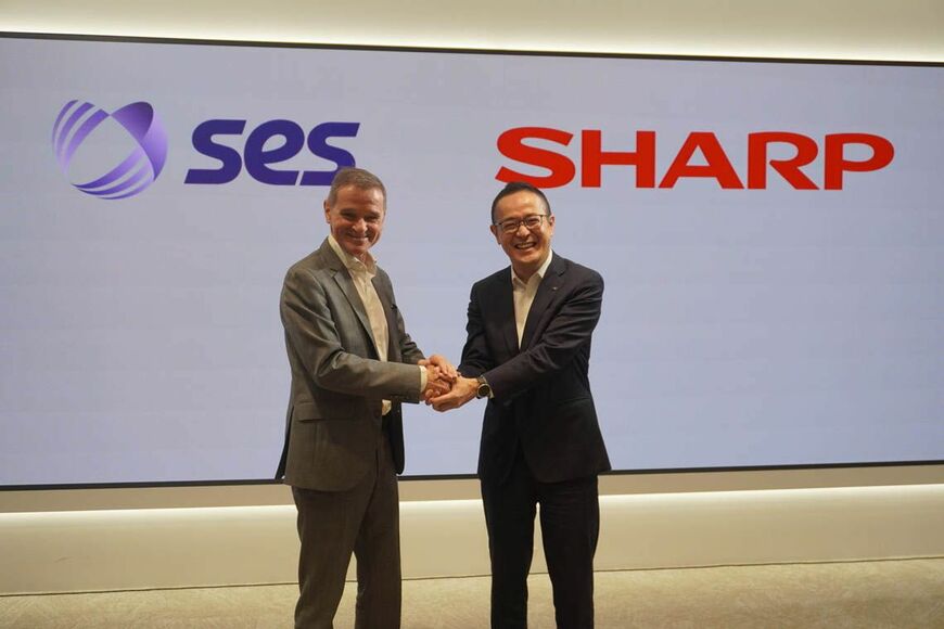 パートナーシップを発表したSESのJean-Philippe Gillet氏（左）とシャープの小林繁Co-COO