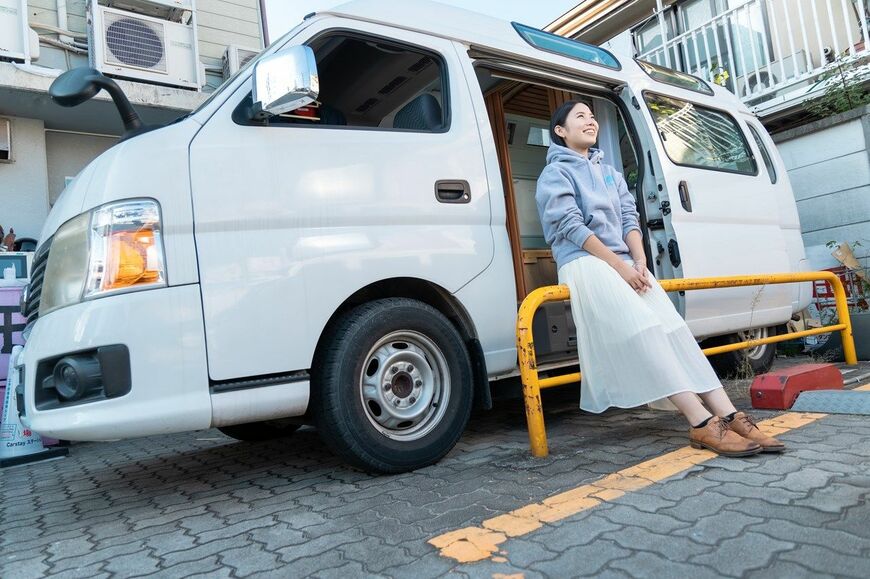 バンライフを送る宮本さんと愛車（東洋経済オンライン編集部撮影）