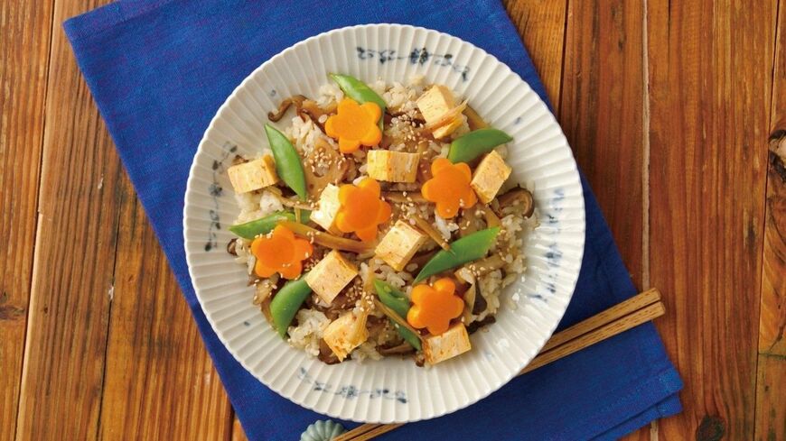 安部氏が開発した「魔法の調味料」さえ用意すれば、20分で簡単に作れる「 カンタンパーティーまぜ寿司 」（撮影：佳川奈央）この記事の画像を見る(◯枚)