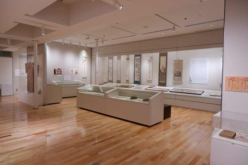 通常展「夏目漱石と漱石山房 其の一」のフロア。中央のケースにデスマスクが展示されている（筆者撮影）