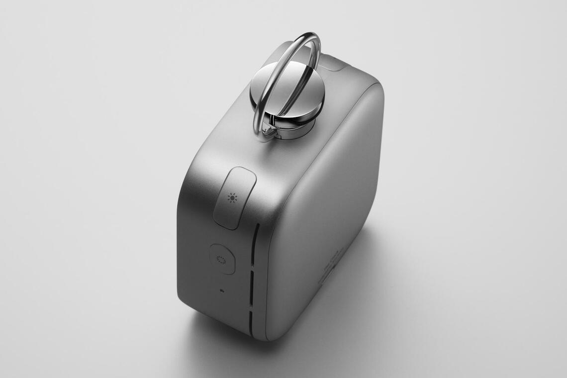 ウーファーとツイーターを備えたステレオスピーカーを背面パネルに密着させ、低音を共鳴させている（写真：バルミューダ）