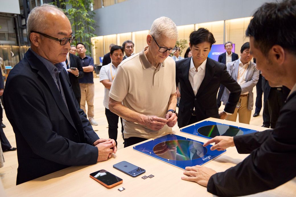 ソニーセミコンダクタソリューションズは、最新のiPhone 17 Pro Maxの背面と正面で使われているCMOSセンサーと、それらのCMOSセンサーを切り出しているシリコンウェハーを持ってきた。アップルとは非常に長い関係を持つ同社、クックCEOも、一度、2022年に熊本の工場を訪れていることもあり親密な様子だった（写真：アップル）