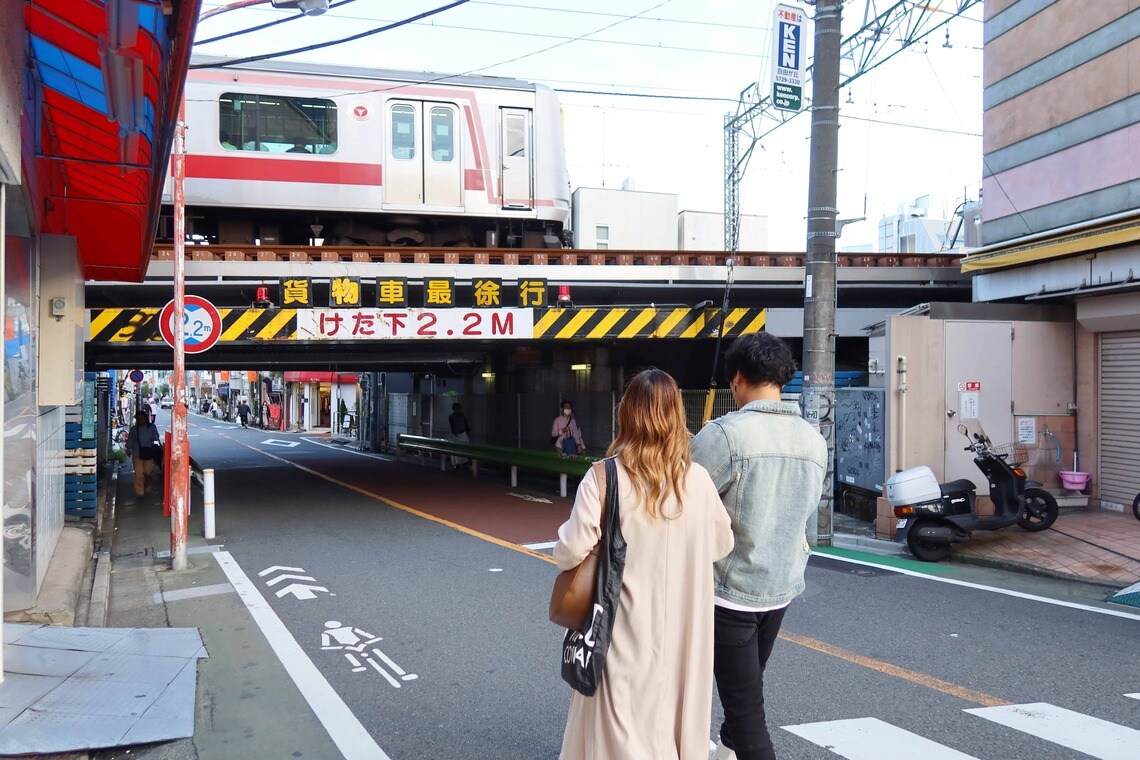 低い架道橋、踏切がまちを分断してきた（写真：筆者撮影）