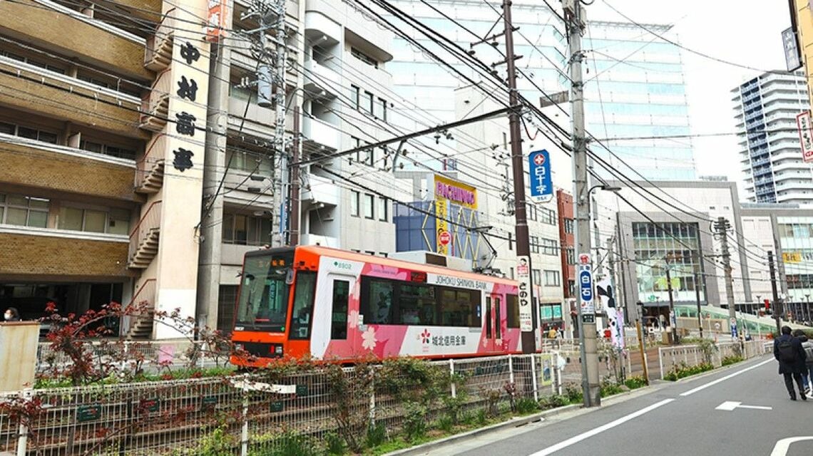 100年以上走り続けてきた都電は大塚のシンボル。初めて見る1両編成の電車に、息子も興味津々な様子この記事の画像を見る(◯枚)